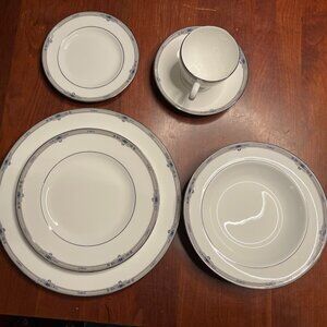Wedgwood Amherst Bone China 6 pc Place Setting Including Soup Bowl